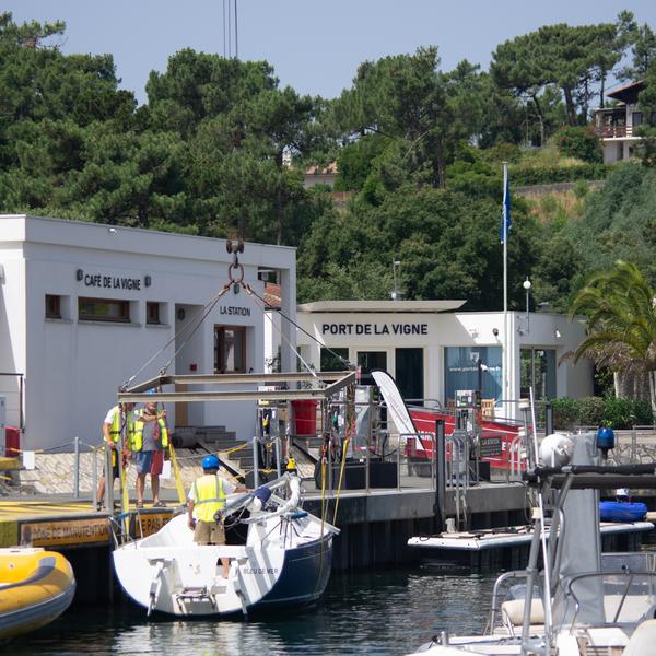 Le port de La Vigne, bureau du port et station, lors d'une opération de grutage