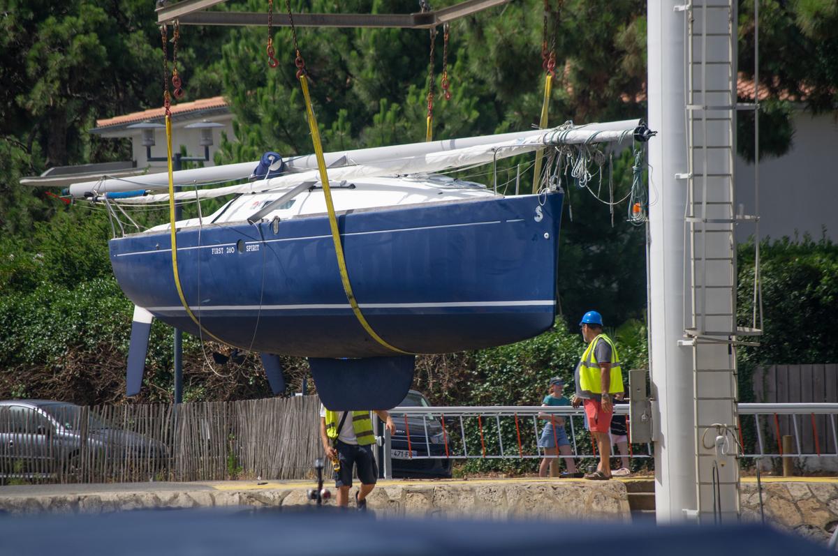 Voilier soulevé par la grue au port de La Vigne