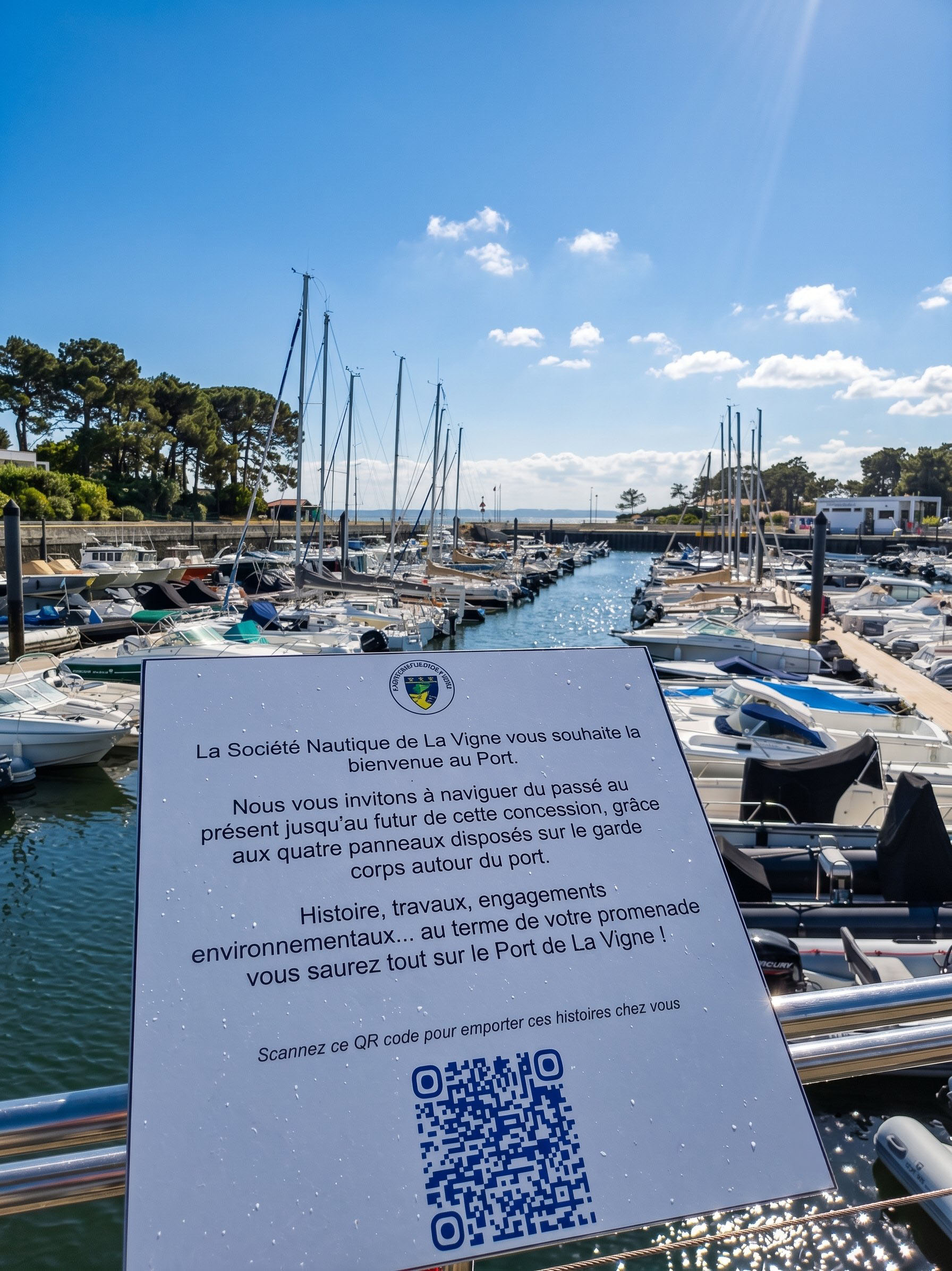 Panneau de bienvenue de la Société Nautique de La Vigne sur la promenade du port